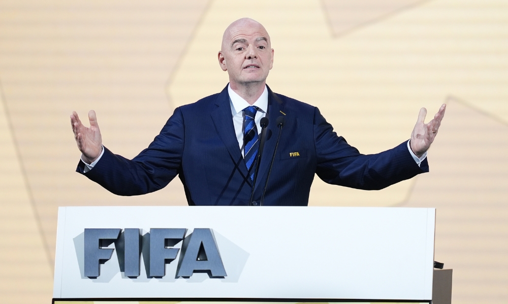 记者：邵佳一探班U22国足训练，与主帅安东尼奥相谈甚欢